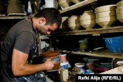 Dushani thotë se zanatin e prodhimit të enëve nga argjila e ka trashëgimi nga familja.
