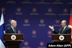 Pekka Haavisto finn külüyminiszter (b) és Mevlüt Çavuşoğlu török külügyminiszter Ankarában 2022. február 8-án