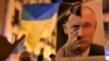 Një baner ku shihet portreti i Hitlerit dhe i Putinit gjatë një proteste kundër luftës në Ukrainë. Barcelonë, 24 shkurt 2022.
