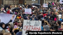 Во акциите „Стоп, Србија“ кои речиси секојдневно се одржуваат низ земјава, студенти и граѓани 15 минути ги блокираат патиштата за да им оддадат почит на петнаесетте загинати во несреќата на Железничката станица во Нови Сад