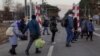 Izbeglice prelaze ukrajinsko-rumunsku granicu, 24. februar 2022. 