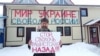 Aktivista Dmitrij Skurihin protestuje zbog rata s Ukrajinom u Sankt Peterburgu 24. februara. 
