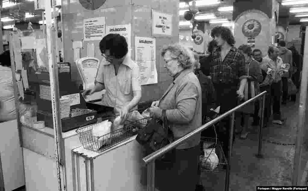 Fizetés a kasszánál, az ártájékoztató mellett a&nbsp;Blaha Lujza téri Corvin Áruházban 1981-ben