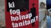A Pedagógusok Demokratikus Szakszervezetének figyelemfelhívó matricája