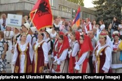 Neki od Albanaca u Ukrajini u tradicionalnoj albanskoj nošnji.