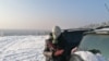Stanovnik sibirskog grada Minusinska nosi gas masku u znak protesta protiv zagađenja vazduha, arhivska fotografija iz 2021. godine