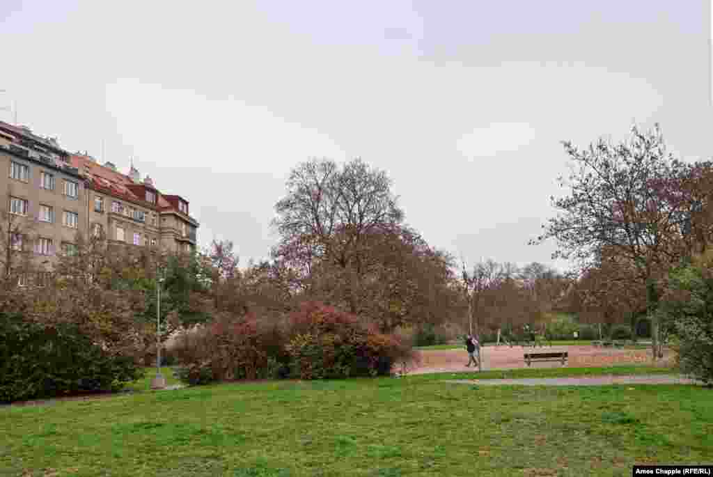 Një fotografi e vitit 2015 e një monumenti të gjeneralit sovjetik, Ivan Konev. Ai ishte një nga gjeneralët e Ushtrisë së Kuqe, që i udhëhoqi trupat sovjetike në Pragën e pushtuar nga nazistët, në maj të vitit 1945. Monumenti ishte i diskutueshëm, kryesisht për shkak të rolit të mëvonshëm të Konevit në shtypjen e Revolucionit hungarez, më 1956, dhe vandalizohej vazhdimisht. Statuja u hoq në prill të vitit 2020. &nbsp;