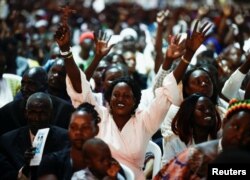 Ljudi slušaju papu kako vodi molitvu u mauzoleju Johna Garanga u Džubi, Južni Sudan, 4. februar 2023.