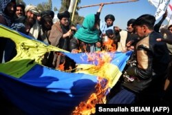 Zapaljena švedska zastava na demonstracijama protiv paljenja Kurana koji je zapalio švedsko-dansti desničar Rasmus Paludan, Kandahar, 23. januar 2023.
