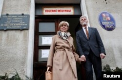 Kandidati për president të Çekisë, Petr Pavel dhe gruaja e tij Eva Pavlova, më 27 janar 2023.