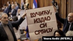 Poslanici opozicione Narodne stranke dočekali su predsednika Srbije Aleksandra Vučića transparentom optužujući ga da je izdajnik.