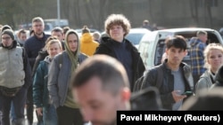 Shtetasit rusë duke pritur në qendrën për të huajt në Kazakistan. Fotografi ilustruese nga arkivi.
