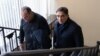 Alexandr Stoianoglo (dreapta) și avocatul său, mergând la audieri în unul din cele cinci procese penale pe rol împotriva sa, Chisinau, ianuarie 2023