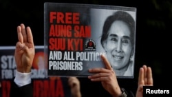 Mjanmarski demonstranti koji žive u Japanu pokazuju portret Aung San Su Ći i pozdravljaju sa tri prsta, na skupu povodom druge godišnjice vojnog udara u Mjanmaru 2021, ispred ambasade Mjanmara u Tokiju, Japan, 1. februar 2023.