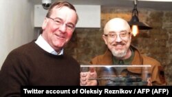 Германският военен министър Борис Писториус подарява на украинския си колега Олексий Резников макет на танк "Леопард 2". Двамата се срещнаха във вторник в Киев.