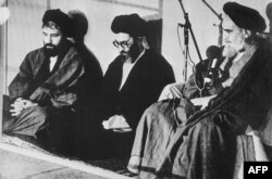 Настоящият аятолах Али Хаменей (в средата) е избран за трети президент на Иран от предишния върховен главнокомандващ на ислямската република Рухола Хомейни (вдясно), Техеран, 9 октомври 1981 г.