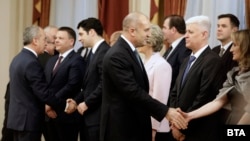Служебният премиер Гълъб Донев (ляво) и президентът Румен Радев се ръкуват с министрите в новия служебен кабинет на официална церемония по назначаването му, 3 февруари, 2023 г. 