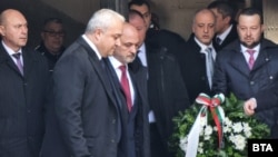 Демерджиев и Меджидиев на гроба на Гоце Делчев в Северна Македония.