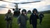 Președintele Ucrainei, Volodimir Zelenski (stânga) și prim-ministrul Marii Britanii, Rishi Sunak, în momentul sosirii lor la baza militară Bovington Camp, unde se antrenează militarii ucraineni, 8 februarie 2023 