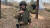 În unul dintre video-urile postate pe rețelele de socializare, Alexandr Kalinin apare cu armă la brâu și în uniformă militară cu însemnele Uniunii Sovietice