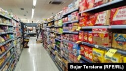 Raftet e një dyqani në kryeqytet me produkte serbe në zbritje.