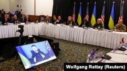 Володмир Зеленски направи видеообръщение пред лидерите на страните в НАТО, които се събраха в американската военна база "Рамщайн" в Германия