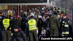 Refugjatë nga Ukraina në një stacion treni në Poloni.