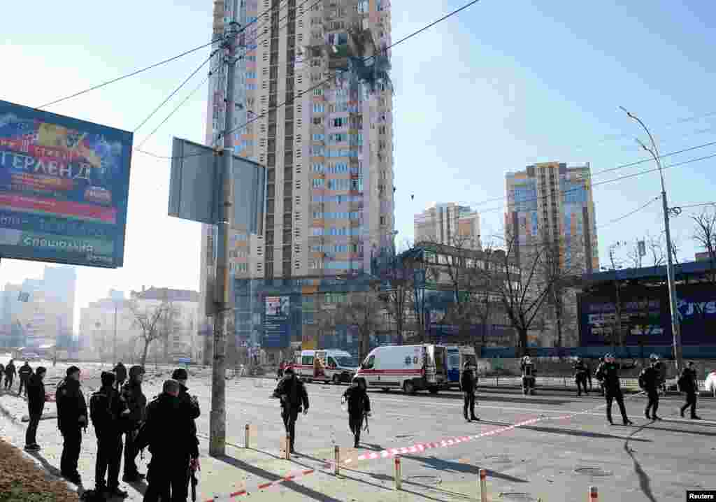 Pripadnici Hitne pomoći priskaču u pomoć građanima nakon što je 26. februara granatiran stambeni objekat. &nbsp;