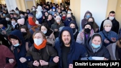Demonstruesit brohorasin sllogane gjatë një aksioni kundër sulmit rus ndaj Ukrainës në Shën Petersburg, Rusi, më 27 shkurt 2022. 