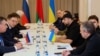 Делегациите од Украина и Русија, вклучително и помошникот на рускиот претседател Владимир Медински, помошникот на украинскиот претседател Михаило Подољак и други разговараа денеска во Белорусија