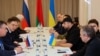 Članovi delegacija iz Ukrajine i Rusije, uključujući pomoćnika ruskog predsjednika Vladimira Medinskog (drugi lijevo), pomoćnika ukrajinskog predsjednika Mykhaila Podolyaka (drugi desno), 28. februara 2022.