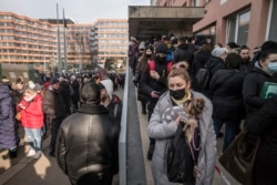 Ukrajnai menekültek állnak sorba a prágai rendőrség előtt, hogy leadják tartózkodási kérelmüket, 2022. március 2-án.