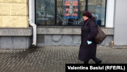 Cursul valutar afișat pe geamul unei bănci din Chișinău, martie 2022