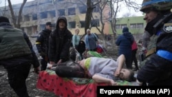 Femeie însărcinată salvată după bombardament