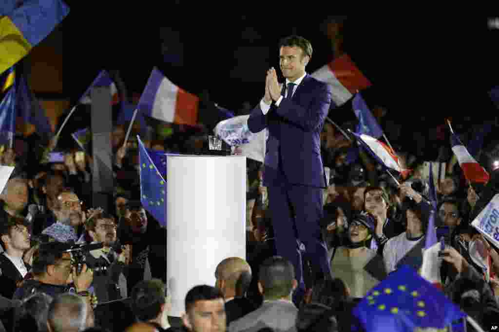 A 44 éves Macron került ki az élen az április 10-i első fordulóból, és ő vezeti a közvélemény-kutatásokat is,&nbsp;10-14&nbsp;százalékpont közötti különbséggel