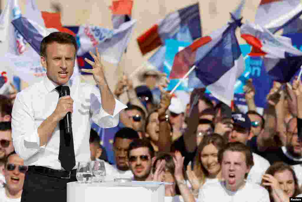 Emmanuel Jean-Michel Frédéric Macron egyebek mellett filozófiát tanult az egyetemen, dolgozott a francia pénzügyminisztériumnál, majd befektetési bankárként kereste a kenyerét. 2012-ben&nbsp;François Hollande volt francia elnök egyik vezető tanácsadója lett, majd gazdasági és ipari miniszter volt 2016-ig. Ugyanebben az évben alapított centrista politikai mozgalmat, amellyel az egy évvel későbbi elnökválasztáson győzelmet aratott