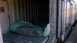 O echipă din Ucraina strânge trupurile militarilor ruși căzuți pe front pentru a le oferi în locul propriilor prizonieri de război
