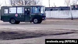 Военна линейка пристига в полевата болница в беларуския град Наруля, който се намира в близост до границата с Украйна 