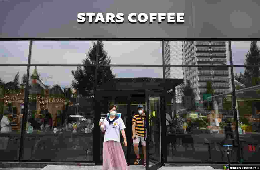 Disa konsumatorë duke u larguar nga dega në Moskë e Stars Coffe më 19 gusht. Ky zinxhirë i kompanisë së kafesë është shembulli më i fundit se si markat e ushqimit dhe pijeve perëndimore po zëvendësohen me imitime ruse. &nbsp;