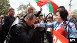 Българските "Нощни вълци" поздравяват лидера на БСП Корнелия Нинова на 1 май 2017 г.
