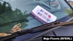 Флаери во Северна Митровица против одлуката на Косово за автомобилските таблички