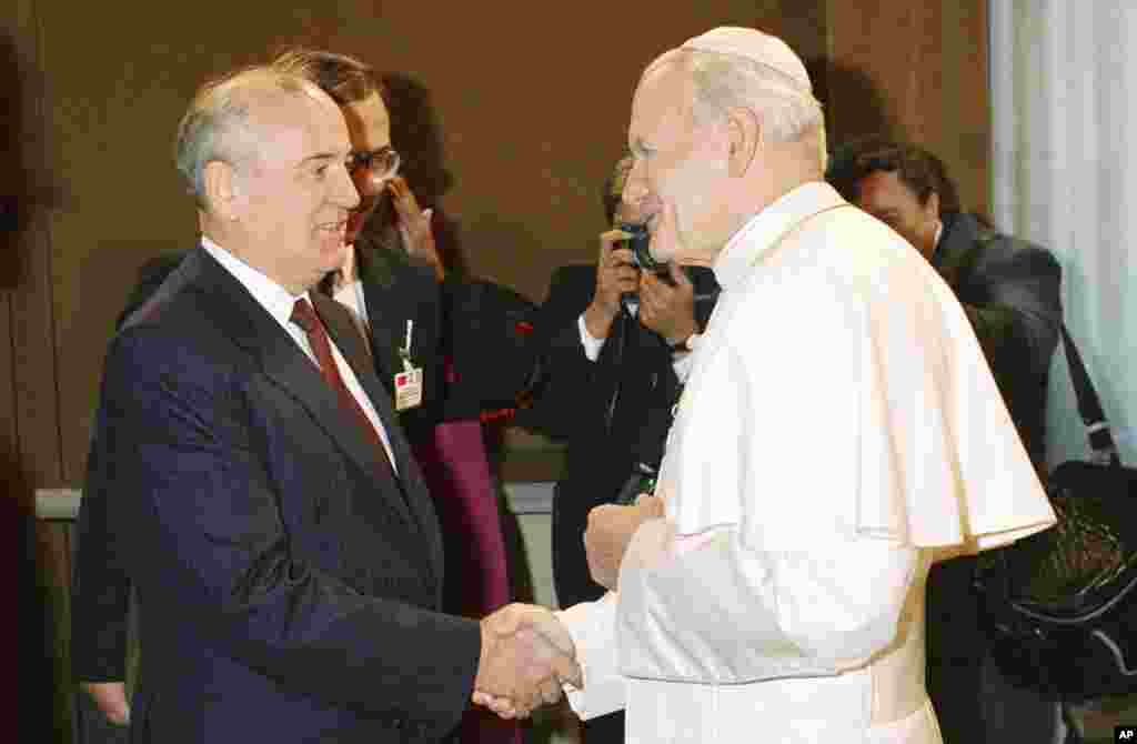 Gorbačov se rukuje s papom Ivanom Pavlom II. na prvom susretu šefa Kremlja i pontifika u Vatikanu 1. decembra 1989.