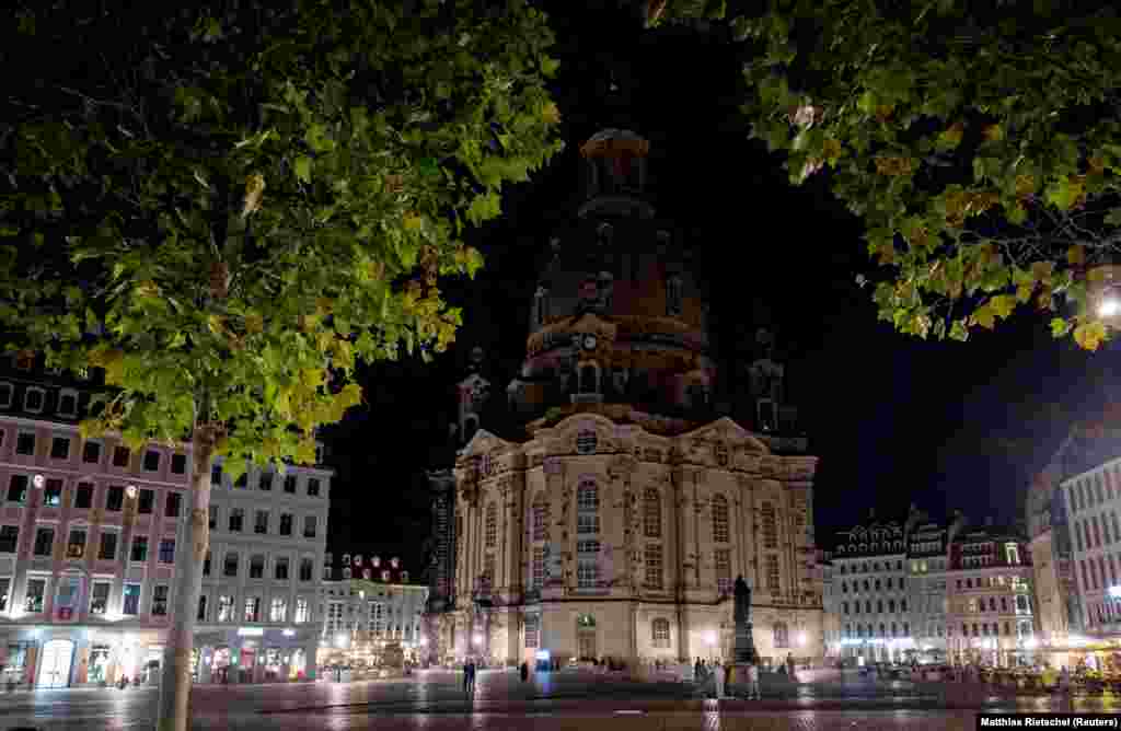 Frauenkirche din Dresda, în întuneric, 22 august.&nbsp; Unii și-au exprimat temerile legate de tulburări sociale care ar putea avea loc în Germania pe măsură ce se apropie iarna și energia continuă să fie tot mai restricționată și tot mai scumpă. Cancelarul Olaf Scholz a spus recent că majorarea tarifelor energetice este un &bdquo;butoi cu pulbere pentru societate&rdquo;.&nbsp;