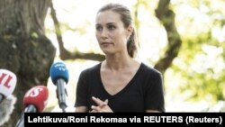 Министър-председателят на Финландия дава пресконференция, след като видеоклипове от нейни партита изтекоха в социалните медии