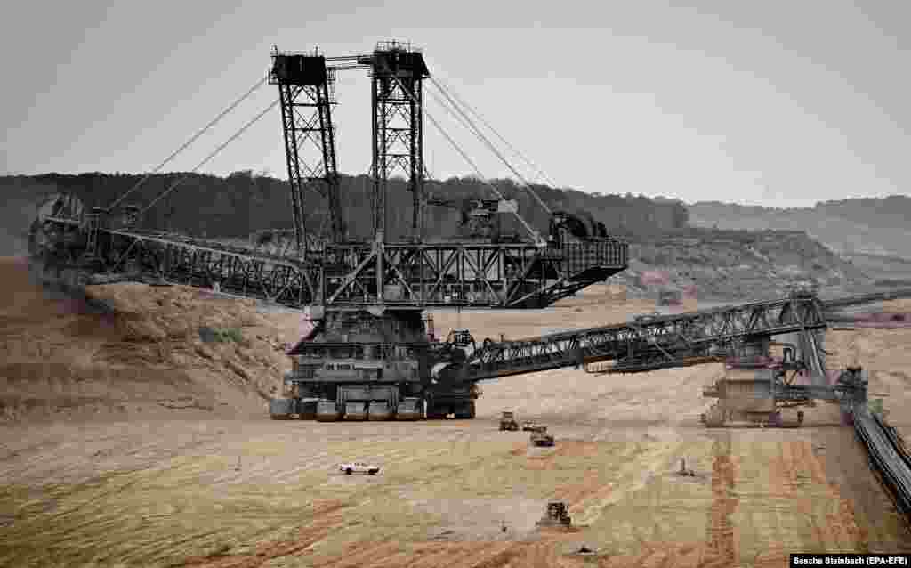 Un excavator de lignit lucrează la mina Tagebau Hambach, la 17 august.&nbsp; Industria cărbunelui din Germania înregistrează în prezent o creștere a vânzărilor, în condițiile în care consumatorii se pregătesc pentru iarnă, iar facturile la gaz pentru gospodării cresc.&nbsp;