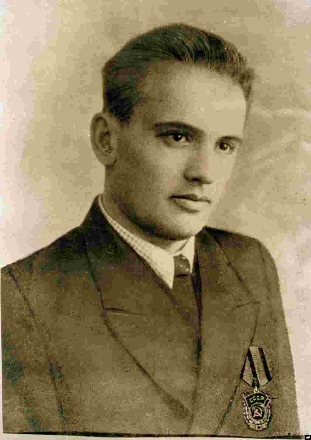 Младиот Горбачов на 19-годишна возраст, носејќи го медалот &bdquo;Црвено знаме на трудот&ldquo; што го доби за возење комбајн на рамнините на јужна Русија.