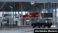 A car waits to cross the Russian-Estonian border (file photo)