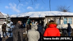 Луѓе чекаат да се тестираат за ковид во Србија.