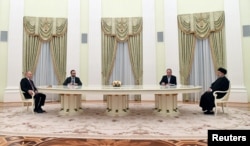 Vlagyimir Putyin (b) részt vesz a Raiszival folytatott találkozón Moszkvában 2022. január 19-én
