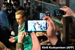 Alexei Navalnîi în una din ultimele fotografii în libertate, pe un aeroport moscovit, când a revenit de la Berlin, pe 17 ianuarie 2021.